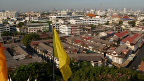 Cityscape van moderne oosterse stad Weergeven van huizendaken op straten van majestueus Bangkok van Gouden Ondersteltempel tijden stock video Cityscape van moderne oosterse stad Weergeven van huizendaken op straten van majestueus Bangkok van Gouden Ondersteltempel tijden stock video