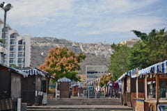 Ciudad de la vida de Tiberíades en las calles: gente, coches en la calle imagenes de archivo Ciudad de la vida de Tiberíades en las calles: gente, coches en la calle imagenes de archivo