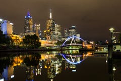 Ciudad de Melbourne por noche foto de archivo Ciudad de Melbourne por noche foto de archivo