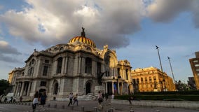 CIUDAD DE MÉXICO, MÉXICO - 13 DE OCTUBRE DE 2015: Bellas Artes en timelapse suave de la luz de la tarde almacen de video CIUDAD DE MÉXICO, MÉXICO - 13 DE OCTUBRE DE 2015: Bellas Artes en timelapse suave de la luz de la tarde almacen de video