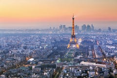 Ciudad de París con la torre Eiffel en la oscuridad, cityspace Imagen de archivo Ciudad de París con la torre Eiffel en la oscuridad, cityspace Imagen de archivo
