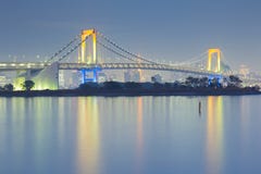 Ciudad de Tokio de la cruce de puente colgante del arco iris céntrica fotografía de archivo Ciudad de Tokio de la cruce de puente colgante del arco iris céntrica fotografía de archivo