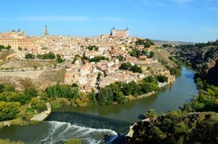 Ciudad de Toledo rodeada por el río de Tajo imagen de archivo libre de regalías Ciudad de Toledo rodeada por el río de Tajo imagen de archivo libre de regalías