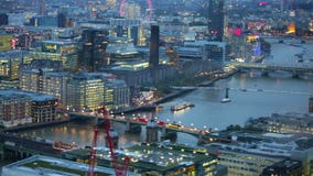 Ciudad del puente de Londres y de Londres en la oscuridad, GB almacen de video Ciudad del puente de Londres y de Londres en la oscuridad, GB almacen de video