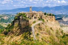 Civita di Bagnoregio, à pleine vue de la ville de montagne photo stock Civita di Bagnoregio, à pleine vue de la ville de montagne photo stock
