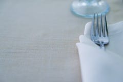 Ciérrese encima de la bifurcación en la servilleta blanca en restaurante fotografía de archivo libre de regalías Ciérrese encima de la bifurcación en la servilleta blanca en restaurante fotografía de archivo libre de regalías