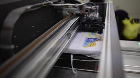 Ciérrese encima de la cantidad de una máquina de coser industrial metrajes Ciérrese encima de la cantidad de una máquina de coser industrial metrajes