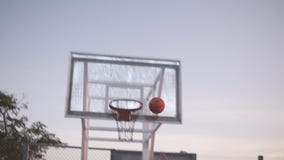 Ciérrese encima de la cantidad de un jugador de básquet de la chica joven que entrena y que ejercita al aire libre en la corte lo almacen de metraje de vídeo Ciérrese encima de la cantidad de un jugador de básquet de la chica joven que entrena y que ejercita al aire libre en la corte lo almacen de metraje de vídeo