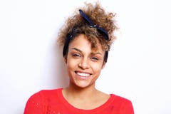 Ciérrese encima de la mujer negra joven hermosa con el pañuelo del pelo que sonríe contra la pared blanca imagenes de archivo Ciérrese encima de la mujer negra joven hermosa con el pañuelo del pelo que sonríe contra la pared blanca imagenes de archivo