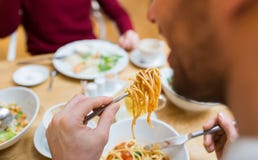 Ciérrese encima de las pastas antropófagas para la cena en el restaurante fotografía de archivo Ciérrese encima de las pastas antropófagas para la cena en el restaurante fotografía de archivo