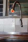Ciérrese encima de tiro en la manguera del agua con el goteo del agua Imagen de archivo libre de regalías