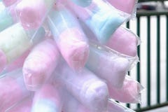 Ciérrese encima de un multicolor del caramelo de algodón en un envase de plástico y una venta del comerciante fotos de archivo Ciérrese encima de un multicolor del caramelo de algodón en un envase de plástico y una venta del comerciante fotos de archivo