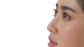 Ciérrese encima del retrato de la cara conmovedora de la mujer asiática joven hermosa y de la piel sana en concepto del skincare almacen de video Ciérrese encima del retrato de la cara conmovedora de la mujer asiática joven hermosa y de la piel sana en concepto del skincare almacen de video