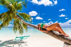 Ciérrese encima del retrato de la mujer joven hermosa que goza del sol en la playa Diseño de concepto del viaje del verano Día de foto de archivo Ciérrese encima del retrato de la mujer joven hermosa que goza del sol en la playa Diseño de concepto del viaje del verano Día de foto de archivo