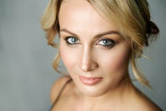 Ciérrese encima del retrato de una mujer hermosa de la Edad Media fotografía de archivo libre de regalías Ciérrese encima del retrato de una mujer hermosa de la Edad Media fotografía de archivo libre de regalías