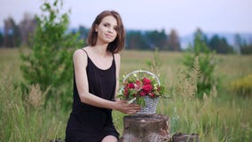 Ciérrese encima del retrato del perfil de una mujer hermosa y joven que goza y que huele de un ramo de flores almacen de video Ciérrese encima del retrato del perfil de una mujer hermosa y joven que goza y que huele de un ramo de flores almacen de video