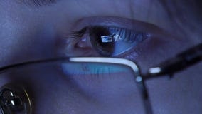 Ciérrese encima del tiro de la chica joven en los vidrios que practican surf el vídeo de Internet y de la observación en la noche almacen de metraje de vídeo Ciérrese encima del tiro de la chica joven en los vidrios que practican surf el vídeo de Internet y de la observación en la noche almacen de metraje de vídeo