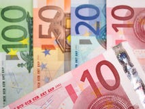 Ciérrese para arriba de billetes de banco euro con 10 euros en foco foto de archivo Ciérrese para arriba de billetes de banco euro con 10 euros en foco foto de archivo