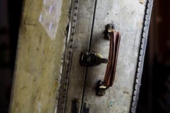 Ciérrese para arriba de la maleta usada vieja aislada con los remaches, el apretón de cuero y las cerraduras de combinación imagenes de archivo Ciérrese para arriba de la maleta usada vieja aislada con los remaches, el apretón de cuero y las cerraduras de combinación imagenes de archivo