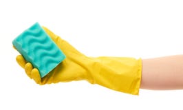 Ciérrese para arriba de la mano femenina en el guante de goma protector amarillo que sostiene la esponja verde de la limpieza Fotos de archivo Ciérrese para arriba de la mano femenina en el guante de goma protector amarillo que sostiene la esponja verde de la limpieza Fotos de archivo