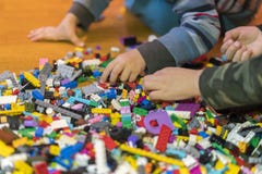 Ciérrese para arriba de ladrillos plásticos coloridos en el piso Temprano aprendiendo Juguetes que se convierten El constructor p foto de archivo Ciérrese para arriba de ladrillos plásticos coloridos en el piso Temprano aprendiendo Juguetes que se convierten El constructor p foto de archivo