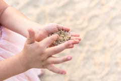 Ciérrese para arriba de las manos del niño que juegan con la arena imagen de archivo libre de regalías Ciérrese para arriba de las manos del niño que juegan con la arena imagen de archivo libre de regalías