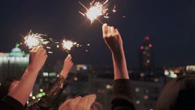Ciérrese para arriba de las manos de los amigos con Bengala o las luces chispeantes Ellos manos que agitan que permanecen en el t almacen de metraje de vídeo Ciérrese para arriba de las manos de los amigos con Bengala o las luces chispeantes Ellos manos que agitan que permanecen en el t almacen de metraje de vídeo