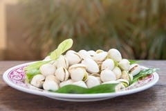 Ciérrese para arriba de las nueces de pistachos en la tabla de madera Pistacho en de madera foto de archivo Ciérrese para arriba de las nueces de pistachos en la tabla de madera Pistacho en de madera foto de archivo