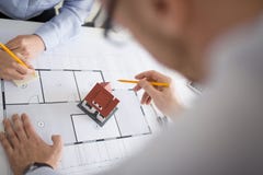 Ciérrese para arriba de los arquitectos que discuten proyecto de la casa imagen de archivo Ciérrese para arriba de los arquitectos que discuten proyecto de la casa imagen de archivo