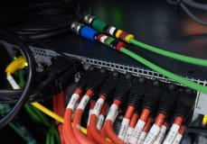 Ciérrese para arriba de los cables de la red conectados con el interruptor foto de archivo Ciérrese para arriba de los cables de la red conectados con el interruptor foto de archivo