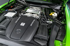 Ciérrese para arriba de los detalles GTR 2018 del exterior del motor AMG V8 BI-turbo de Mercedes-Benz Motor handcrafted potente imagen de archivo libre de regalías Ciérrese para arriba de los detalles GTR 2018 del exterior del motor AMG V8 BI-turbo de Mercedes-Benz Motor handcrafted potente imagen de archivo libre de regalías