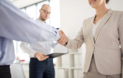 Ciérrese para arriba de los hombres de negocios que hacen el apretón de manos imágenes de archivo libres de regalías Ciérrese para arriba de los hombres de negocios que hacen el apretón de manos imágenes de archivo libres de regalías