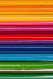 Ciérrese para arriba de los lápices del color en fondo colorido Imagen de archivo