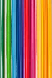Ciérrese para arriba de los lápices del color en fondo colorido Imagen de archivo