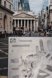 Ciérrese para arriba de un mapa del metal del empalme del banco en la calzada del jubileo, Londres, Reino Unido imagen de archivo Ciérrese para arriba de un mapa del metal del empalme del banco en la calzada del jubileo, Londres, Reino Unido imagen de archivo