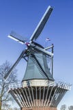 Ciérrese para arriba de un molino de viento con un fondo hermoso del cielo azul fotos de archivo Ciérrese para arriba de un molino de viento con un fondo hermoso del cielo azul fotos de archivo