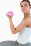 Ciérrese para arriba de una mujer que se resuelve con pesas de gimnasia Imagen de archivo Ciérrese para arriba de una mujer que se resuelve con pesas de gimnasia Imagen de archivo