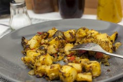 Ciérrese para arriba de una placa de verduras mediterráneas en la cena TA foto de archivo Ciérrese para arriba de una placa de verduras mediterráneas en la cena TA foto de archivo