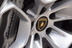 Ciérrese para arriba de una rueda de Lamborghini con el logotipo del toro fotografía de archivo libre de regalías Ciérrese para arriba de una rueda de Lamborghini con el logotipo del toro fotografía de archivo libre de regalías