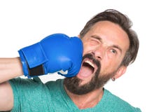 Ciérrese para arriba del boxeador de griterío que se golpea con el guante de boxeo azul fotos de archivo libres de regalías Ciérrese para arriba del boxeador de griterío que se golpea con el guante de boxeo azul fotos de archivo libres de regalías