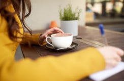 Ciérrese para arriba del cacao de consumición de la mujer en el café Imágenes de archivo libres de regalías Ciérrese para arriba del cacao de consumición de la mujer en el café Imágenes de archivo libres de regalías
