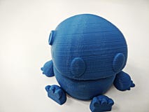 Ciérrese para arriba del modelo azul del robot impreso en 3d fotografía de archivo Ciérrese para arriba del modelo azul del robot impreso en 3d fotografía de archivo