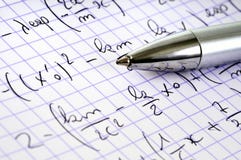 Ciérrese para arriba en un ejercicio de la matemáticas y una pluma imagen de archivo Ciérrese para arriba en un ejercicio de la matemáticas y una pluma imagen de archivo