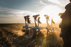 Ciągnikowi orań pola - narządzanie ziemia dla sowings Zdjęcia Stock Ciągnikowi orań pola - narządzanie ziemia dla sowings Zdjęcia Stock