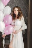 Ciężarna piękna kobieta z wiązką balony obrazy stock Ciężarna piękna kobieta z wiązką balony obrazy stock