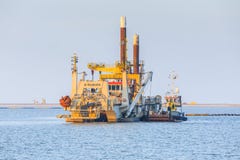 Ciężki zasysający żniwiarza bagier dla budowy markiera Wadden wyspy obrazy stock Ciężki zasysający żniwiarza bagier dla budowy markiera Wadden wyspy obrazy stock
