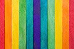 Clôturez l'arc-en-ciel en bois coloré pour l'usage texturisé en bois de fond Photographie stock Clôturez l'arc-en-ciel en bois coloré pour l'usage texturisé en bois de fond Photographie stock