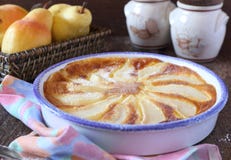 Clafoutis de la pera y peras amarillas en cesta de mimbre Imagenes de archivo Clafoutis de la pera y peras amarillas en cesta de mimbre Imagenes de archivo