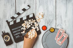 Clapperboard, caixa do filme, saco da pipoca e bilhetes do filme imagem de stock royalty free Clapperboard, caixa do filme, saco da pipoca e bilhetes do filme imagem de stock royalty free