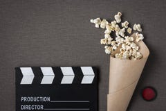 Clapperboard e pacote com pipoca foto de stock royalty free Clapperboard e pacote com pipoca foto de stock royalty free